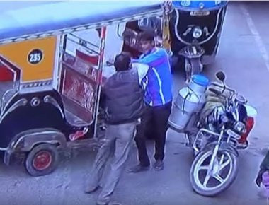 Ινδία: Τον σκότωσε με τούβλο για την προτεραιότητα στο δρόμο - Δείτε το σοκαριστικό βίντεο